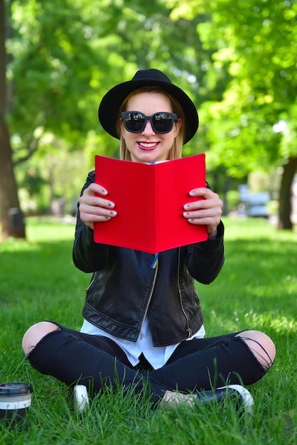 Garota hipster com livro