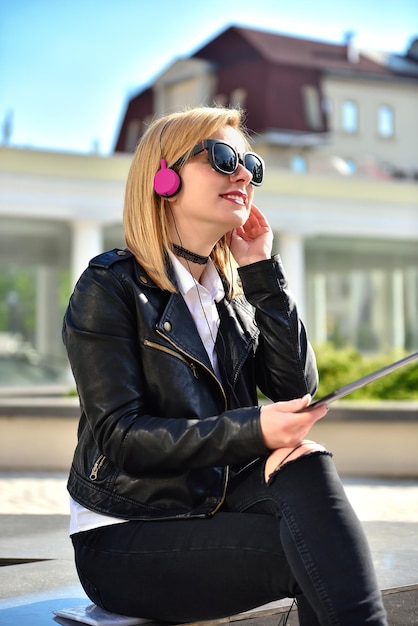 Garota hipster despreocupada ouvindo música