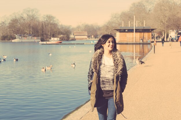 Garota indiana andando no parque em Londres