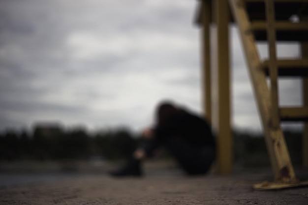 Garota intimidando adolescente solitário sozinho na solidão tentando isolamento para lidar com a raiva