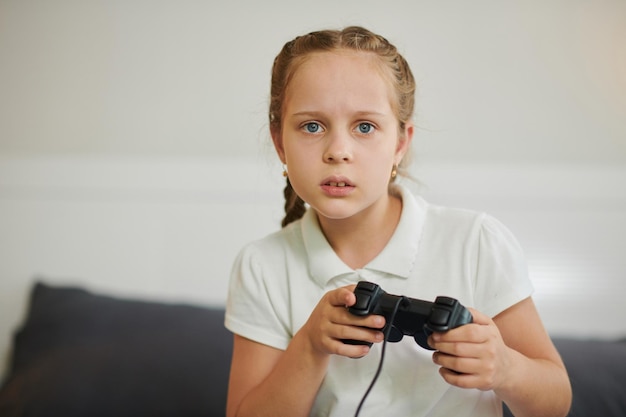 Foto garota jogando videogame