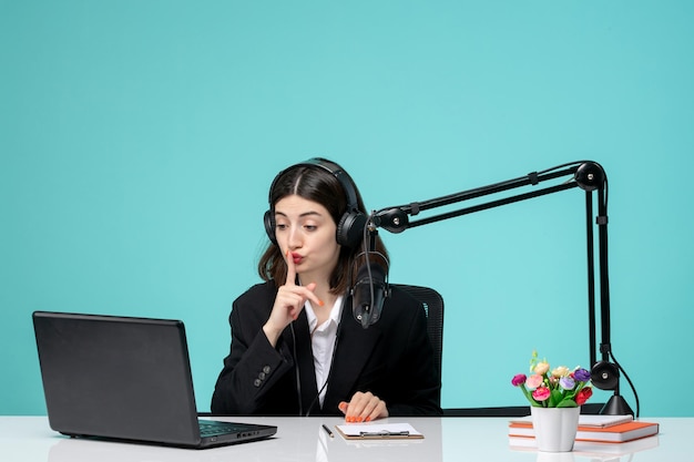 Garota jornalista blogueira bonita jovem em blazer preto gravando discurso na câmera mostrando silêncio