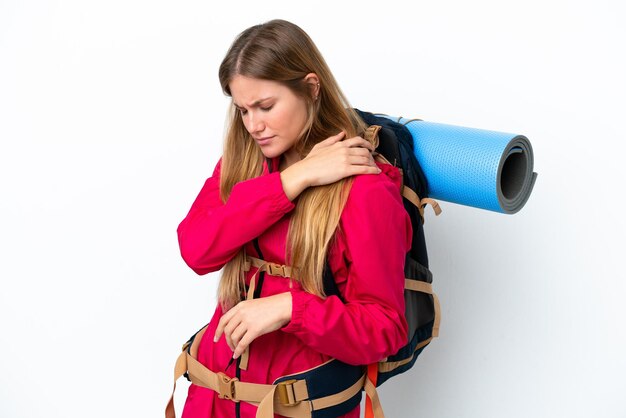 Garota jovem alpinista com uma mochila grande sobre fundo branco isolado, sofrendo de dor no ombro por ter feito um esforço