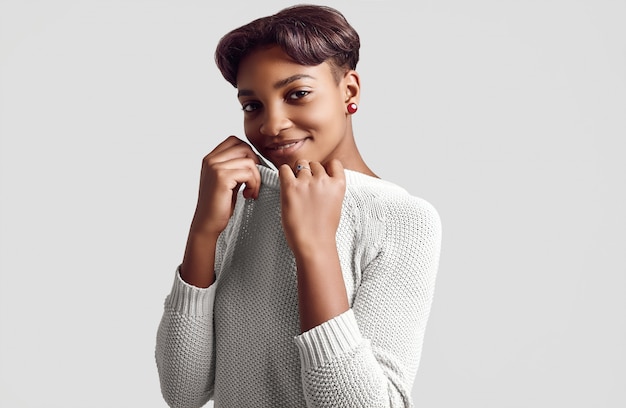 Foto garota jovem bonita hipster preto com cabelo curto na camisola branca