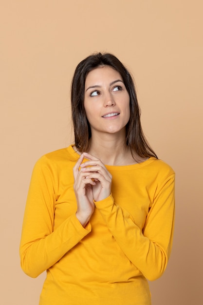 Garota jovem e atraente vestindo uma camiseta amarela