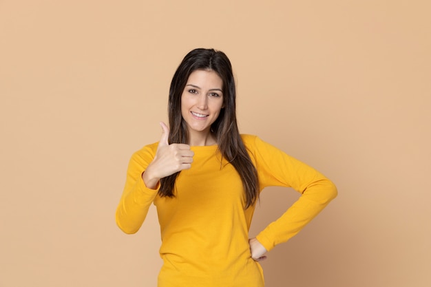 Garota jovem e atraente vestindo uma camiseta amarela