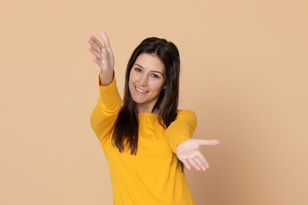 Garota jovem e atraente vestindo uma camiseta amarela