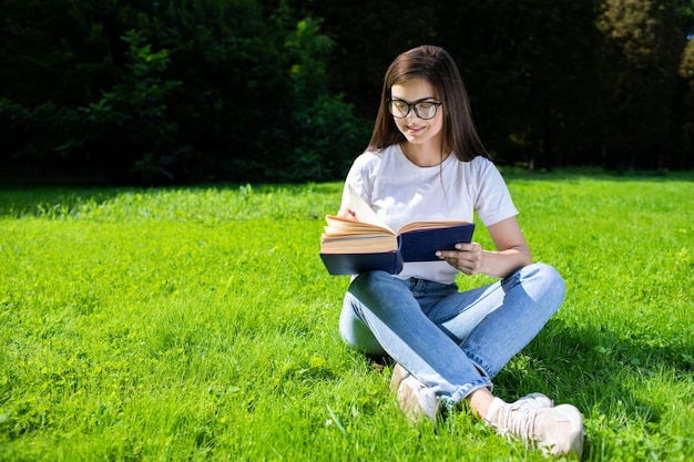 Garota jovem estudante lendo livro em