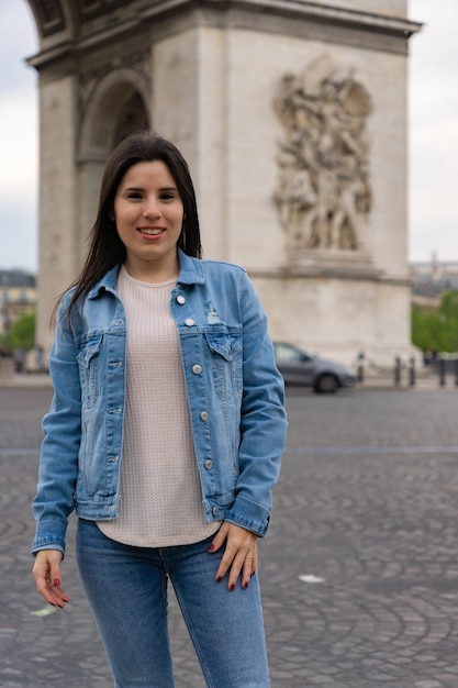 Garota jovem turista visitando Paris na primavera