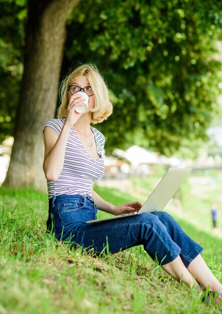 Garota laptop ao ar livre Estar ao ar livre expõe os trabalhadores a variações ambientais e de ar mais fresco tornando-os felizes e saudáveis em nível físico e emocional Por que os funcionários precisam trabalhar ao ar livre