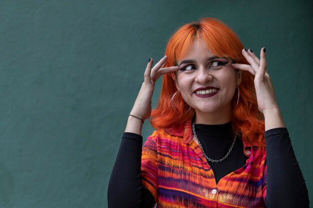 Garota latina sorrindo com um gesto astuto e perverso tem um plano pensando em algo desonesto tramando