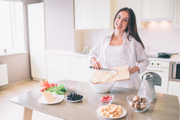 Garota legal e positiva fica na cozinha