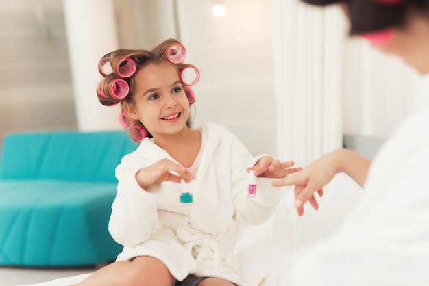 Garota leve mãe laca. Sorriso de menina com laca.