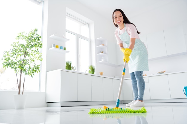 Foto garota limpando o interior da cozinha