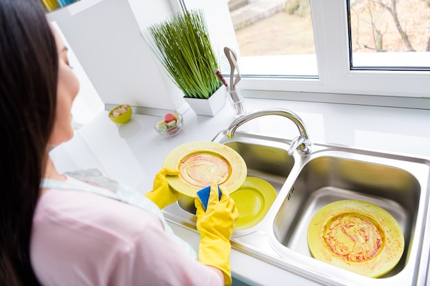 Garota limpando o interior da cozinha