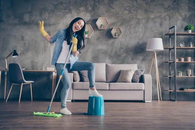 garota limpando o quarto dançando