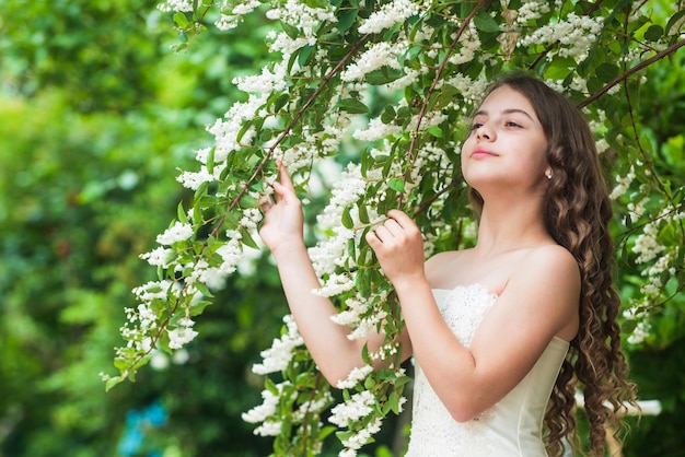 Garota linda, parque de verão, flores brancas, flores, fundo, conceito de dia do casamento
