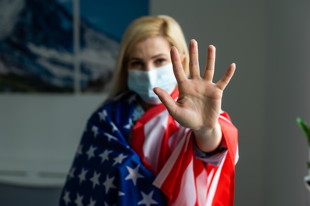 Garota loira com máscara facial com bandeira dos EUA.