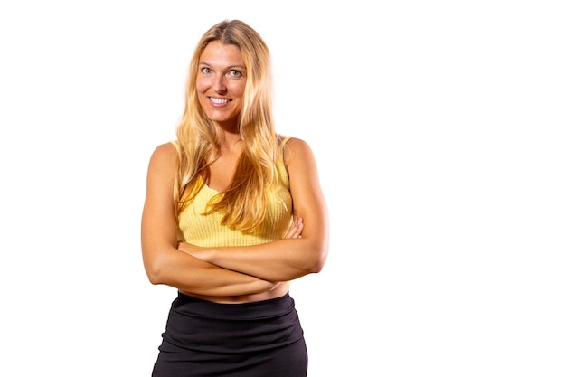 Foto garota loira em roupas casuais sorrindo para a câmera fundo branco conceito de felicidade