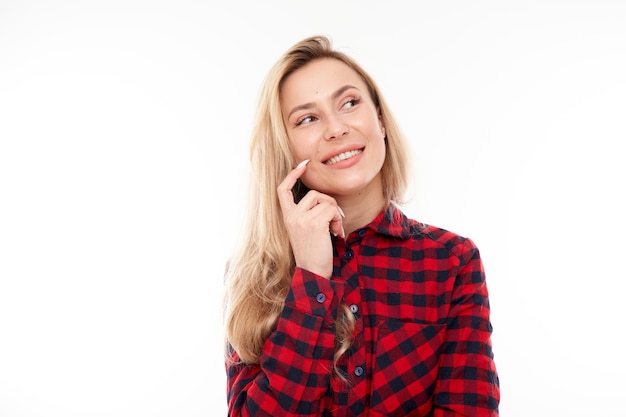 Garota loira esperta no queixo casual acha que as dúvidas tomam decisões isoladas no fundo branco do estúdio