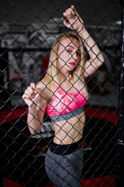 Garota loira esportiva sexy posou no ringue de boxe feminino