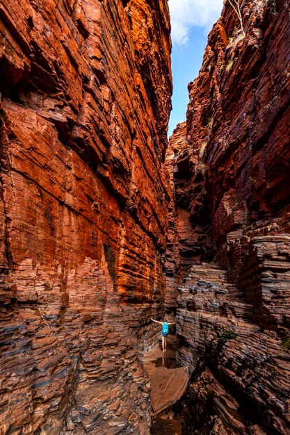 garota mochileira caminhando em um canyon muito estreito no parque nacional karijini na austrália ocidental