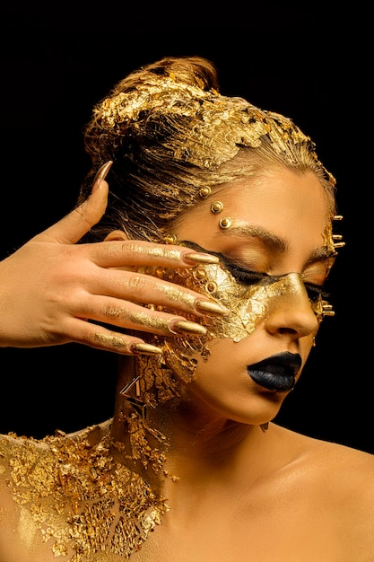 Garota modelo com maquiagem profissional brilhante glamourosa dourada festiva