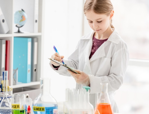 Garota na aula de química