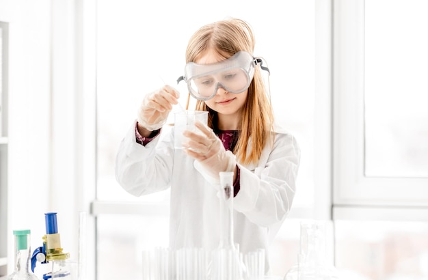 Garota na aula de química