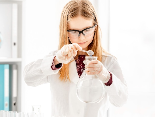 Garota na aula de química