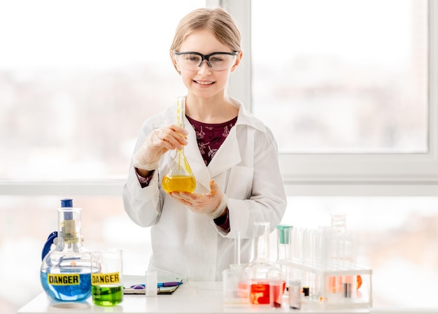 Garota na aula de química