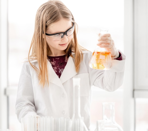 Garota na aula de química