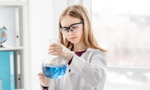 Garota na aula de química