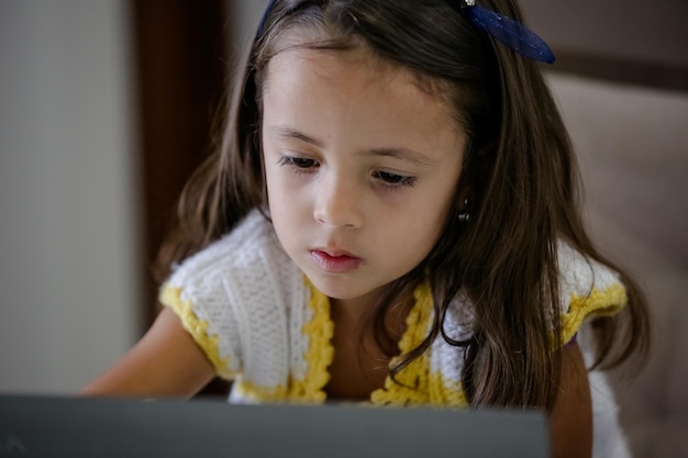 Garota na frente do computador desenhando e jogando na tela