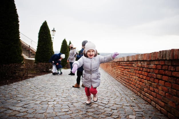 Garota na histórica cidade europeia do castelo de Mikulov Moravia República Checa