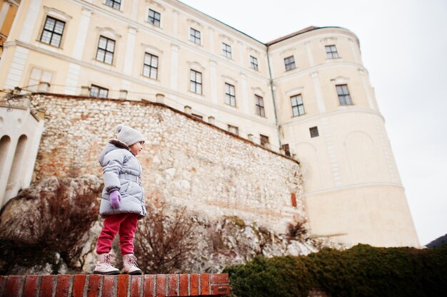 Garota na histórica cidade europeia do castelo de Mikulov Moravia República Checa