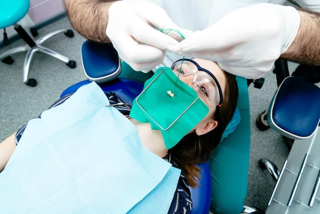 Garota na operação no dentista