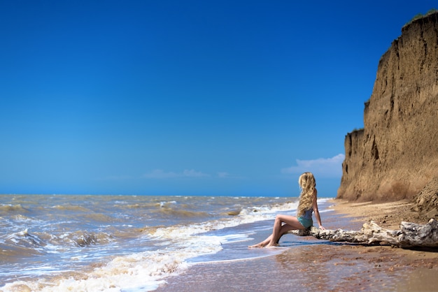 Garota na praia.