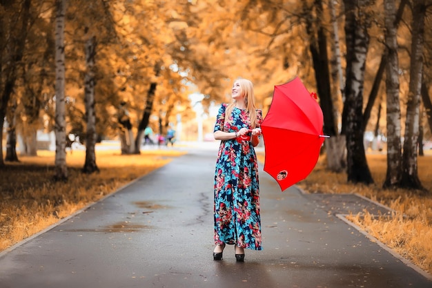 Garota na rua com um guarda-chuva