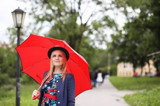 Garota na rua com um guarda-chuva