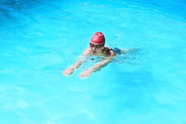 Garota nadando na piscina