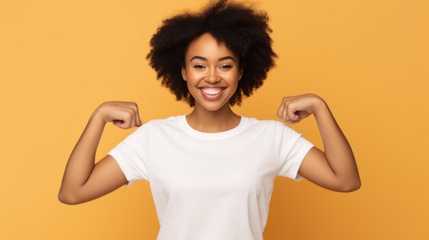 Foto garota negra afro-americana em pé vestindo uma camiseta branca com gola redonda