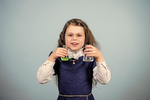 Garota nerd de escola Experiência científica Análise química Educação escolar Química e biologia Organismo geneticamente modificado Explorando o ambiente Laboratório escolar Lição de química escolar