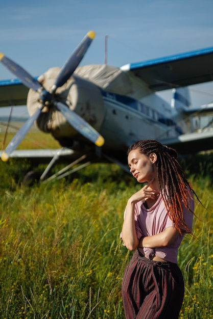 Garota no fundo do avião a hélice se pondo