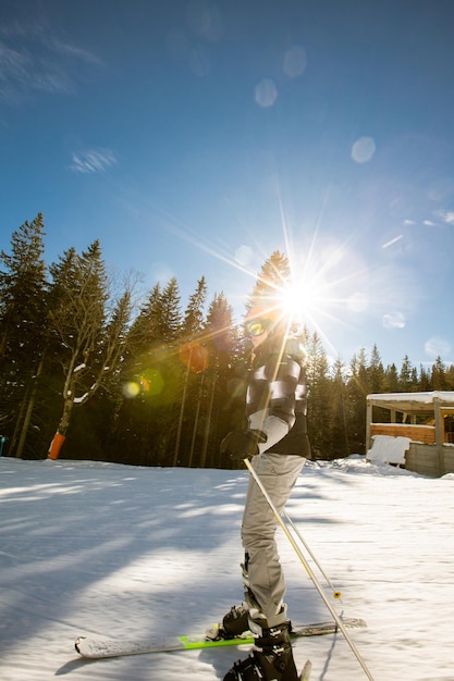 Garota no inverno esquiando felicidade uma aventura de dia ensolarado
