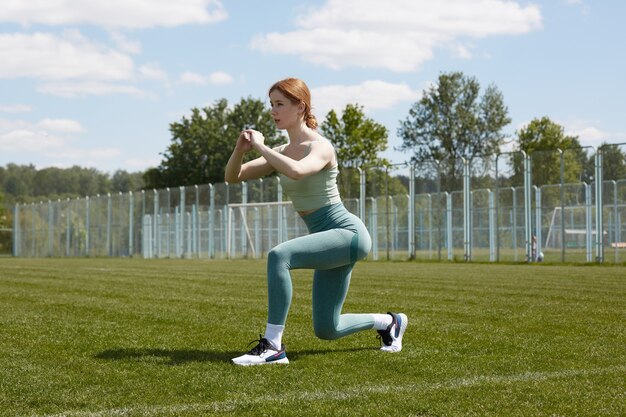 garota no parque vai praticar esportes