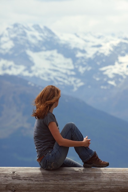 Garota olhando para as montanhas