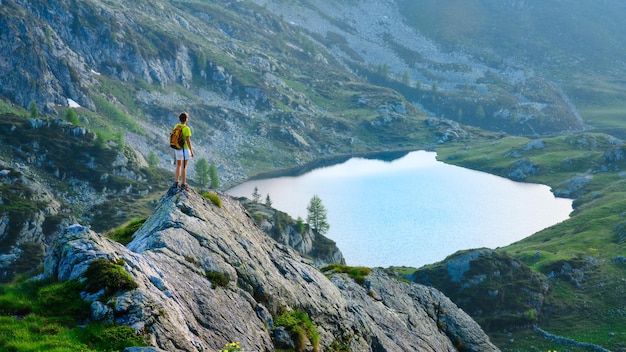 Garota parece lago de montanha