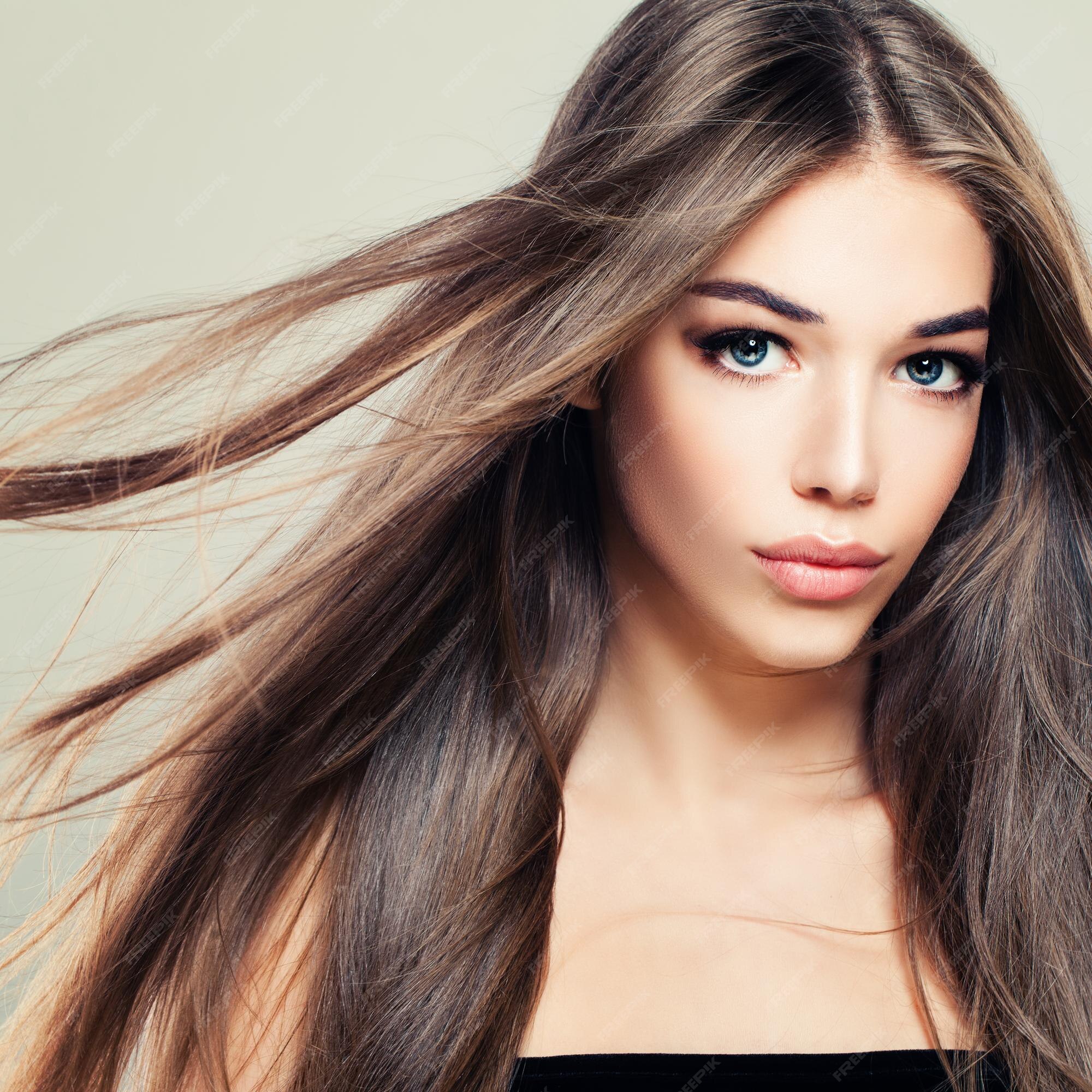 Cabelo castanho saudável. mulher bonita com cabelo lindo. penteado.