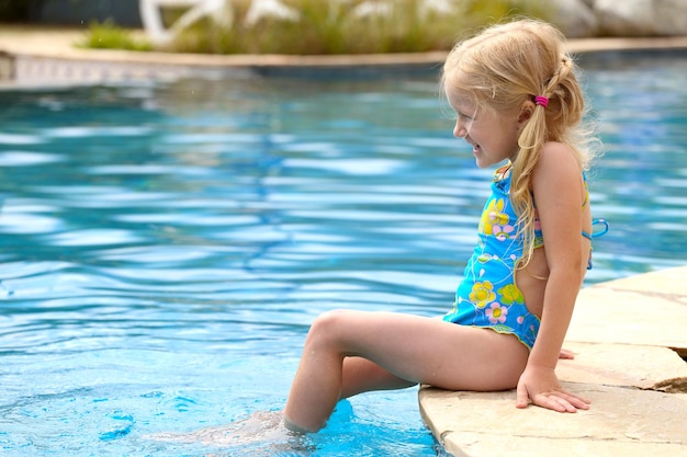 Garota perto da piscina ao ar livre